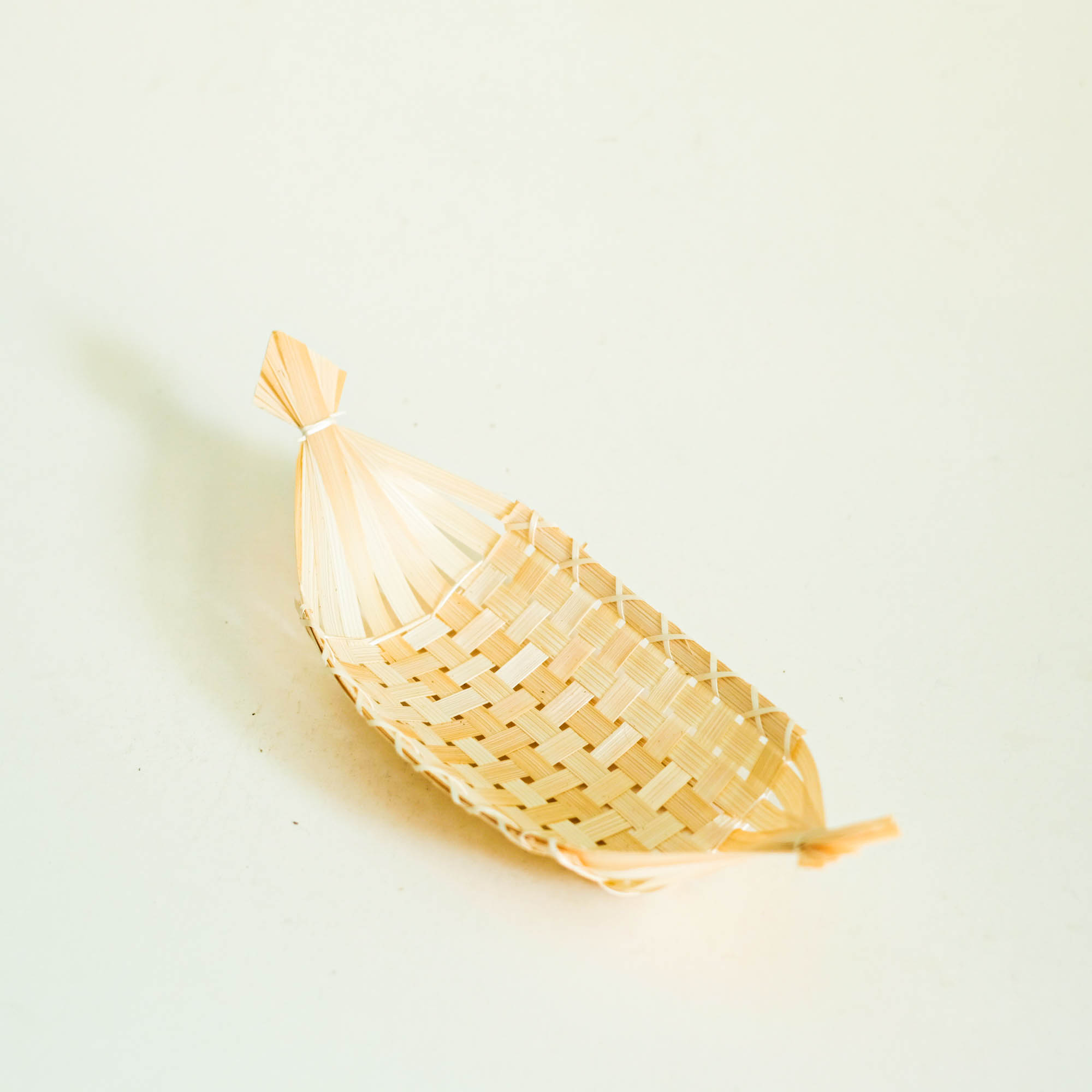 Thuyền tre đan đang tr&iacute; thực phẩm, Woven bamboo tray