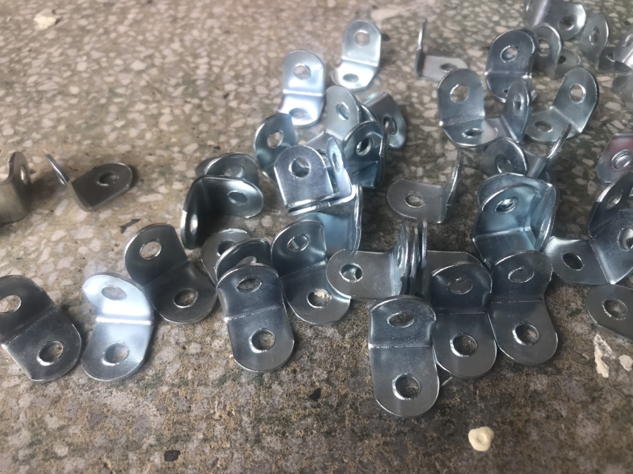 ke vuông góc bo tròn 2 lỗ(100cái) 15mm