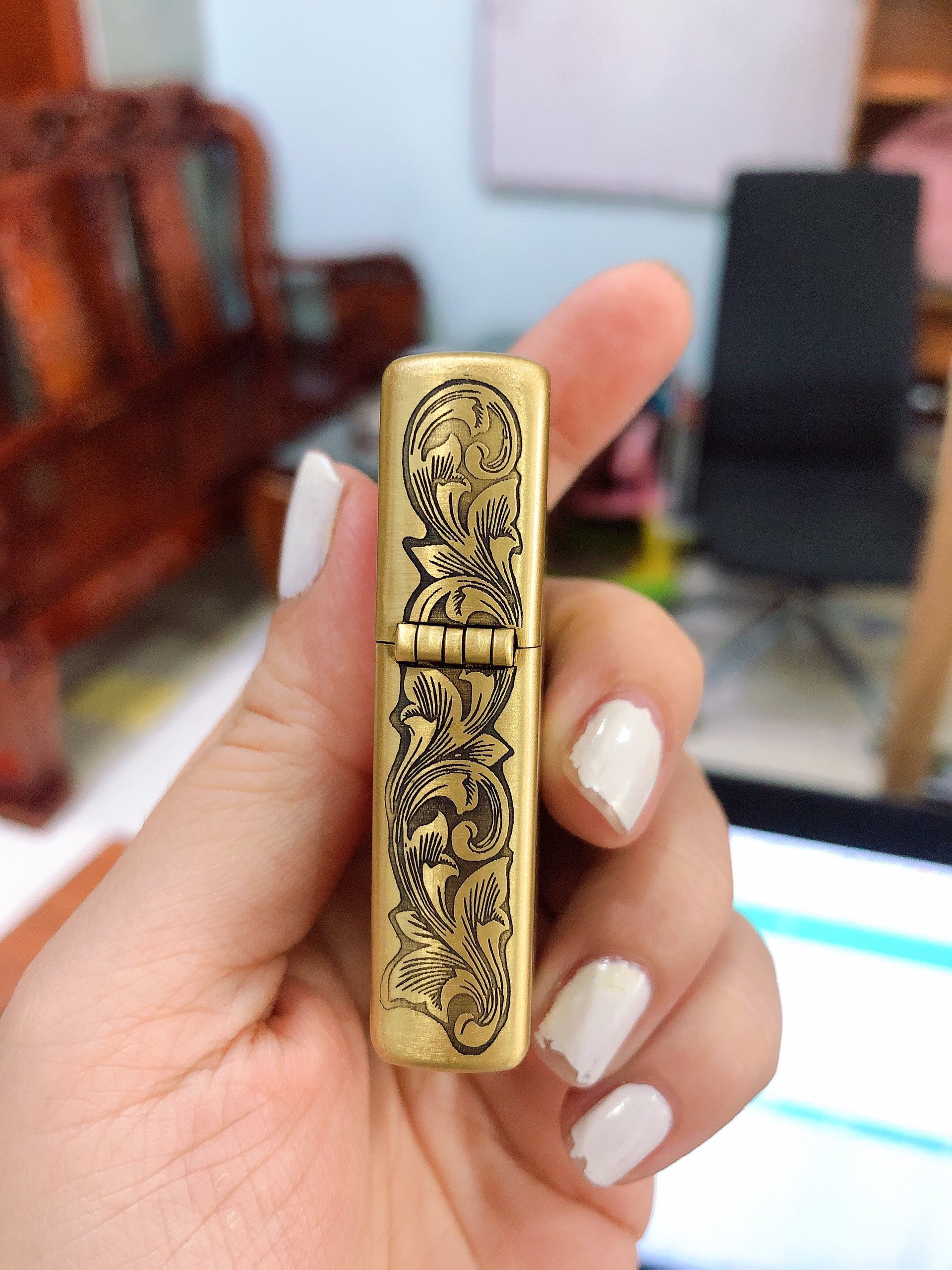Bật Lửa Zippo khắc 5 MẶT HÌNH THIẾU NỮ, HÀNG LOẠI 1 VỎ BẰNG ĐỒNG CÓ DÁN TEM ĐỎ