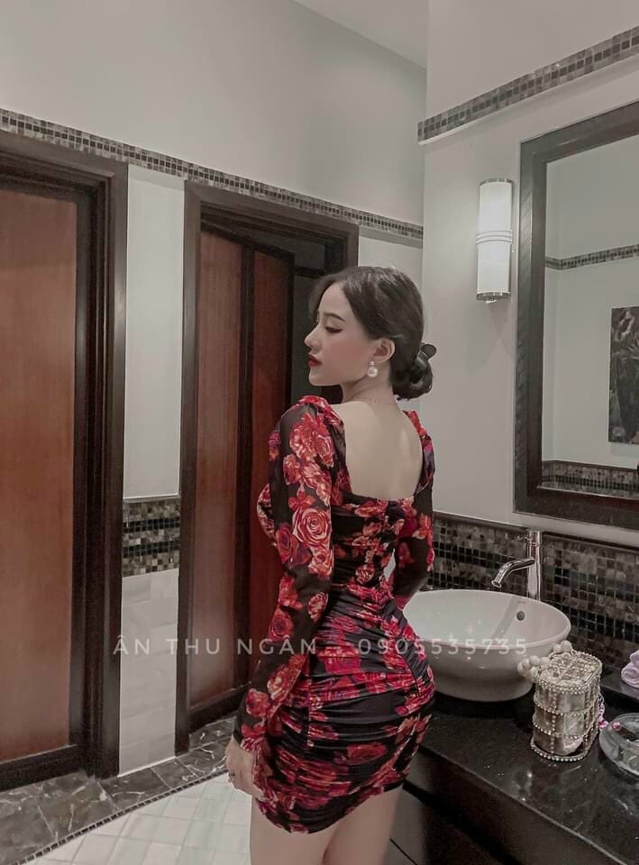 Đầm body tay dài cổ vuông họa tiết hoa hồng