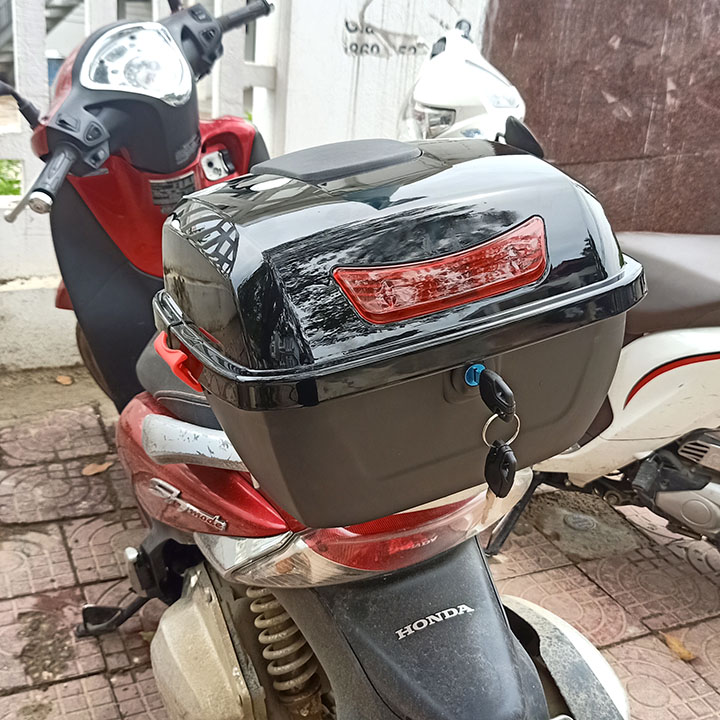 Thùng đựng đồ gắn đuôi xe máy, xe điện TD04