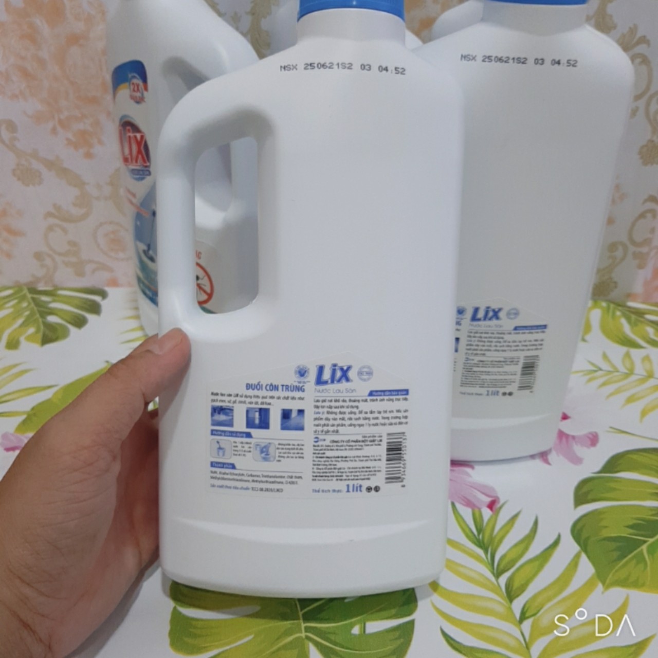 [HCM]Nước lau sàn đuổi côn trùng Lix can 1 lít