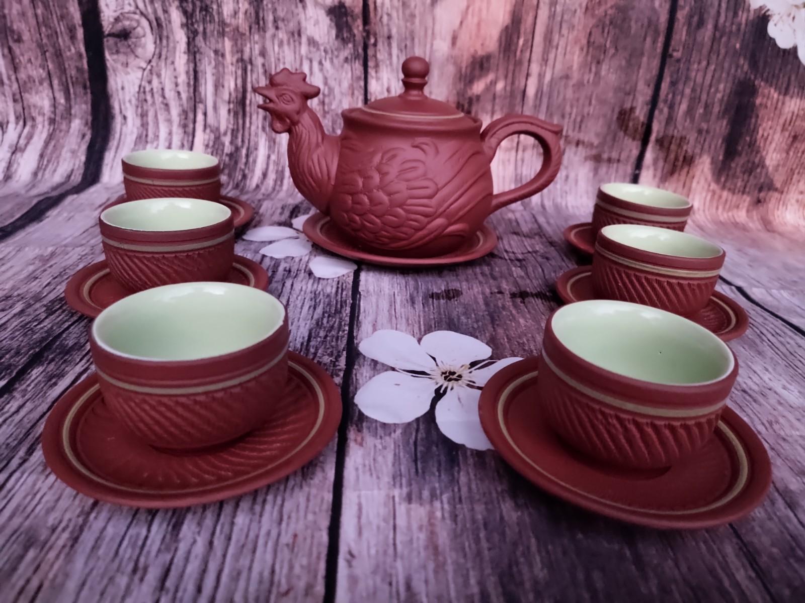 Bộ ấm chén hình gà lạ mắt