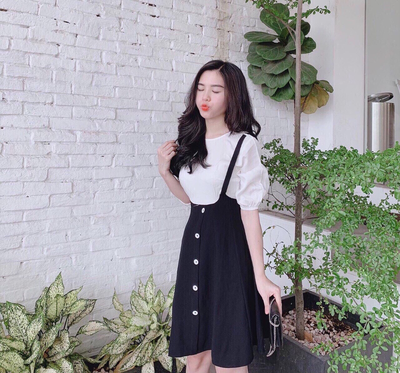 Sét yếm váy đính nút áo thun tay lỡ