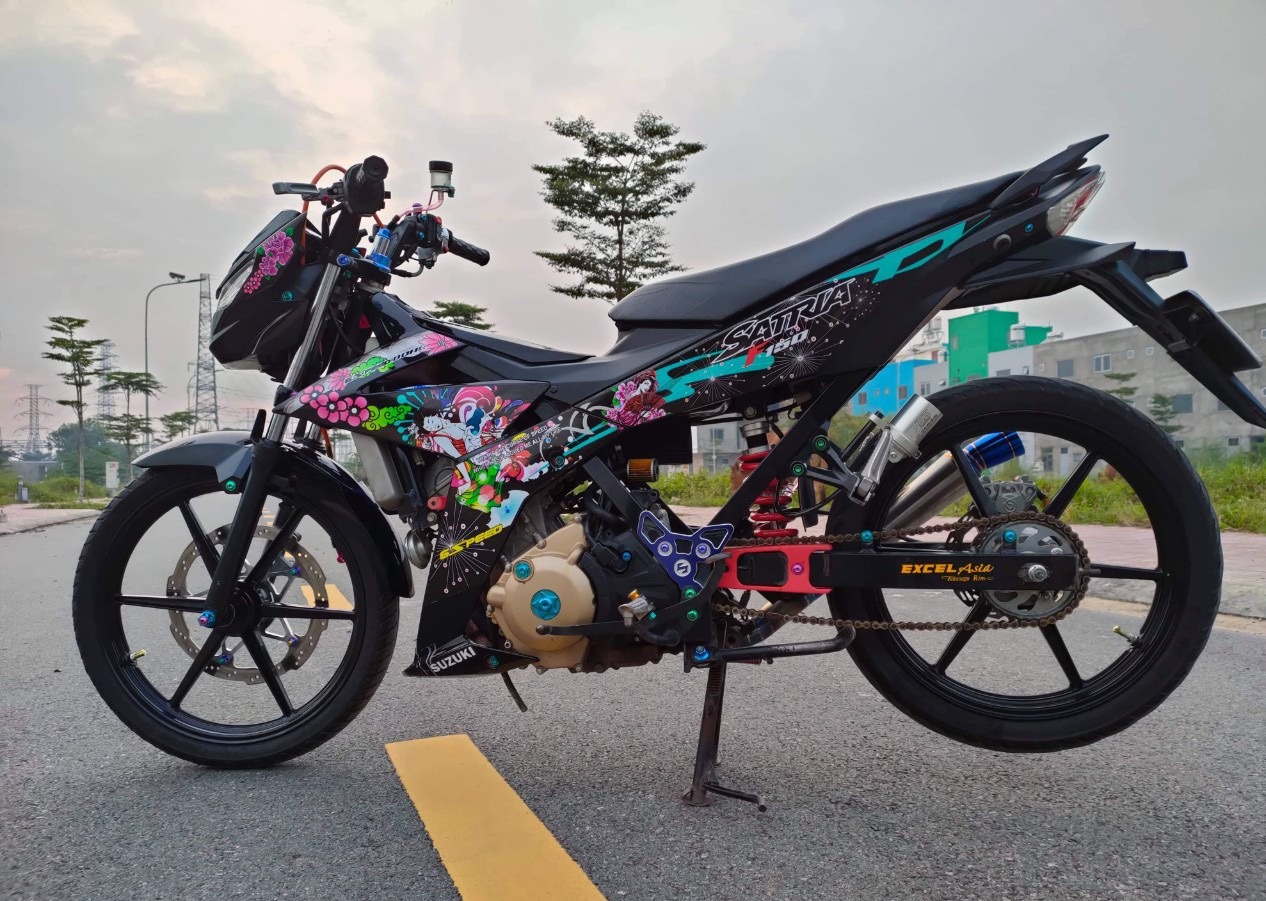 Tem xe Satria fi cô gái