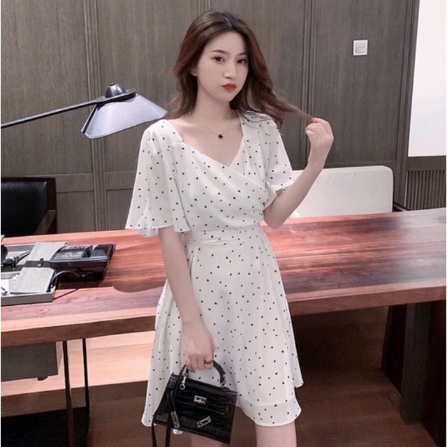 Đầm trắng bi xoè thắt eo