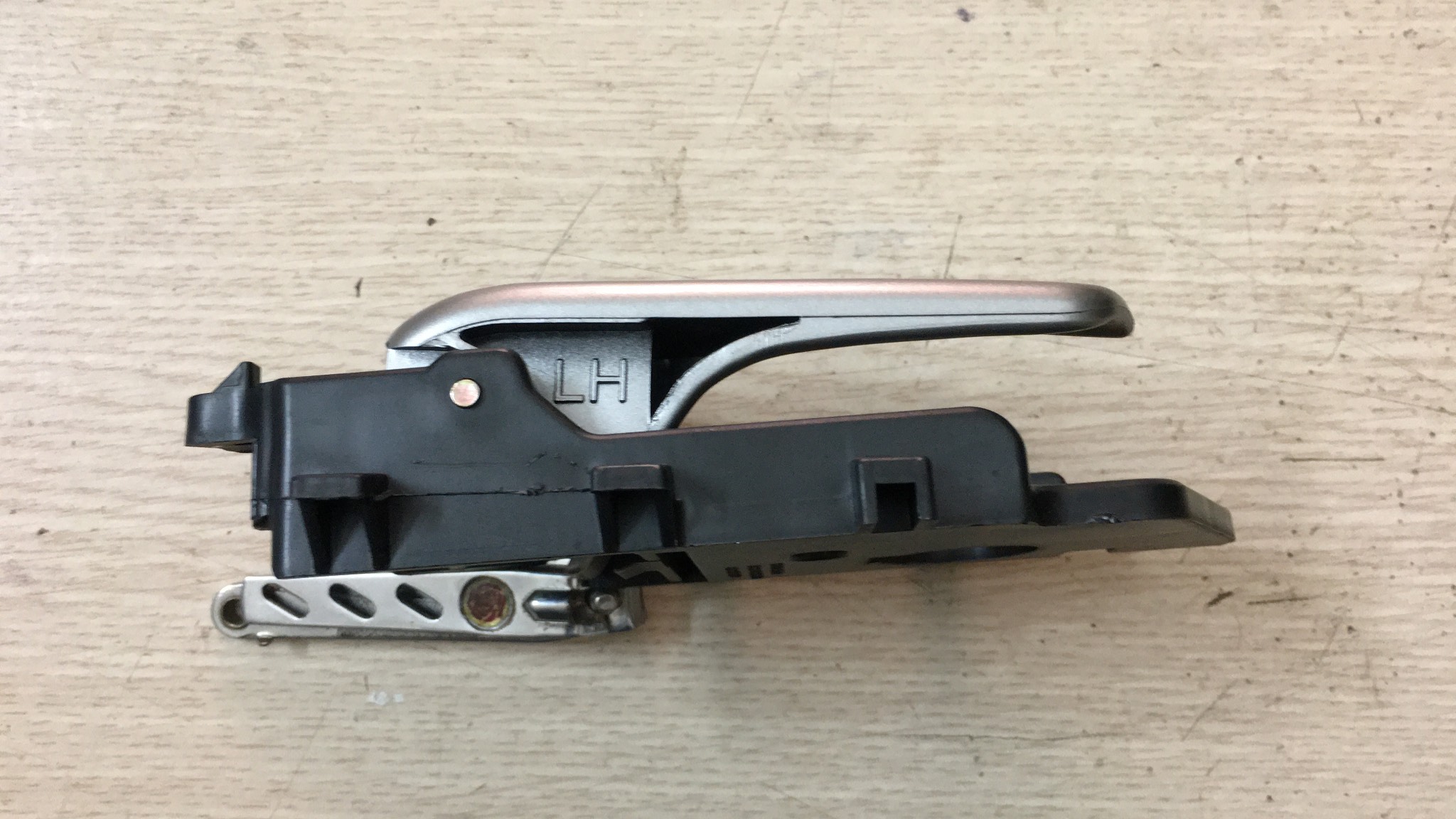 Tay mở cửa trong Kia Forte 09-