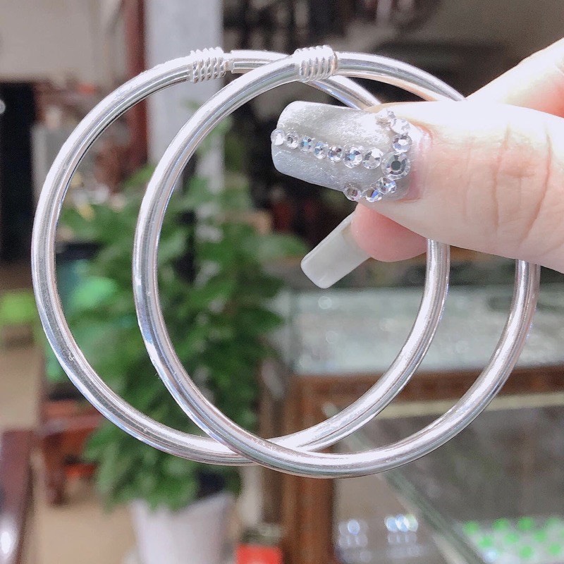 Vòng tay bạc nữ, kiểu dang trơn đeo phù hợp các bạn trẻ, rất cá tính