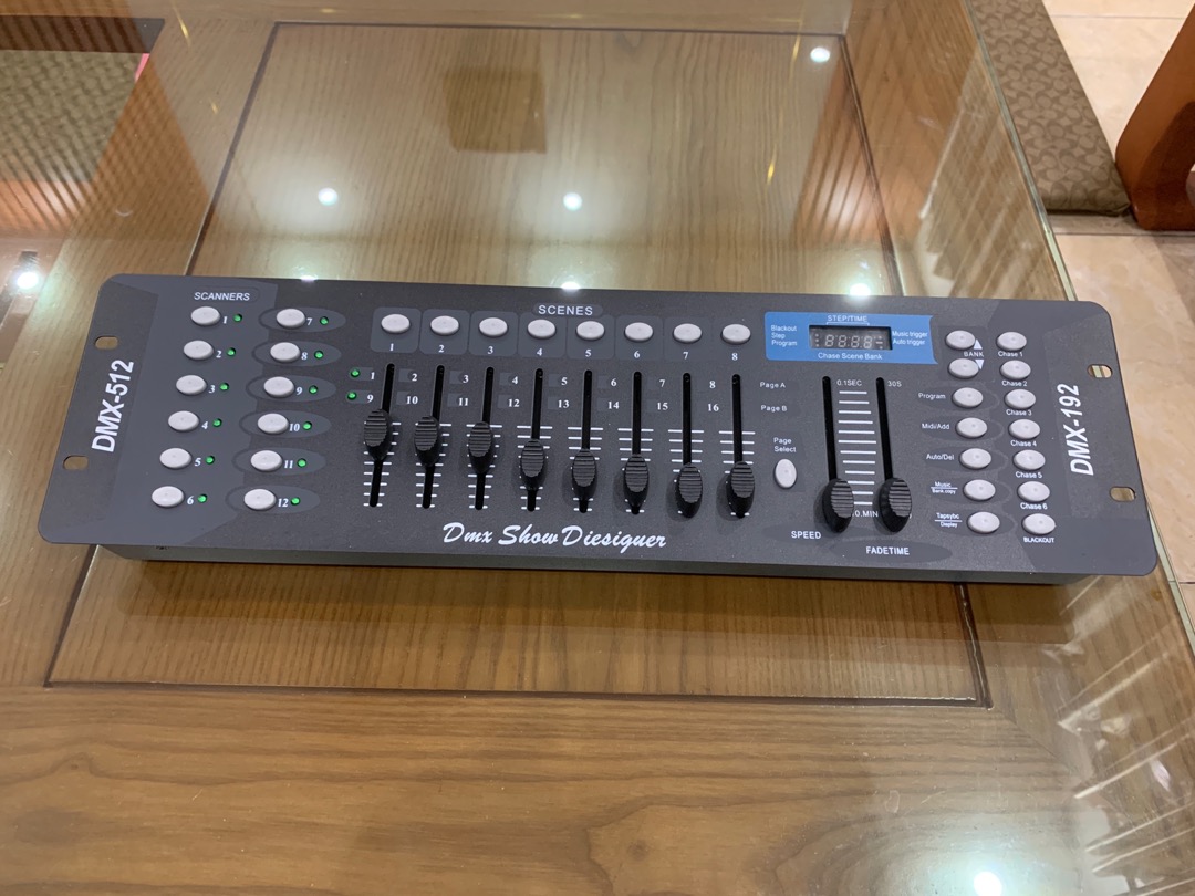 DMX 512 stage lighting console ( - 192 channels).