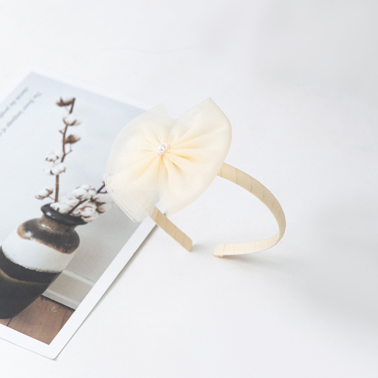Cài tóc nơ xinh xắn cho bé gái