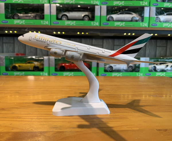 Mô hình trưng bày máy bay Airbus A380 Emirates Airlines 20cm hãng Aircraft Model