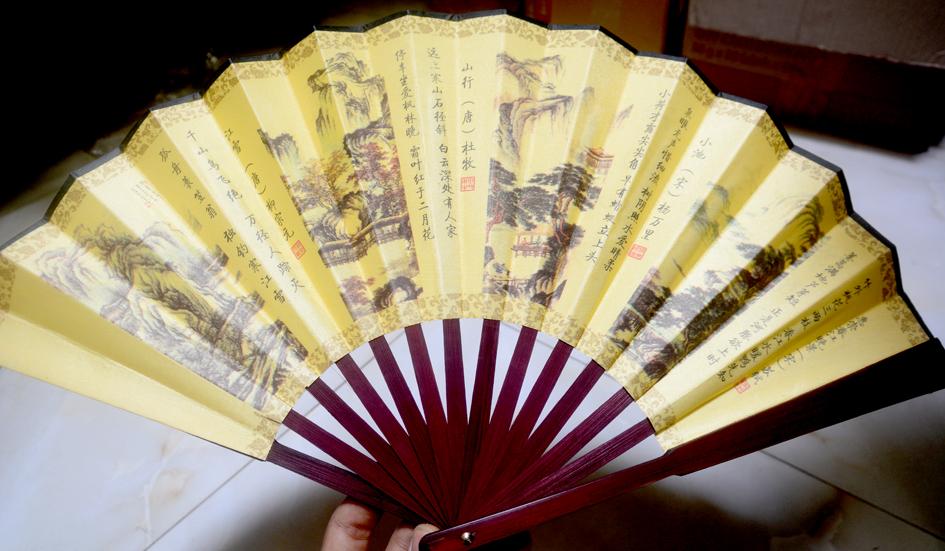 [HCM]Quạt vải nẹp gỗ vẽ tranh-Giao mẫu ngẫu nhiên