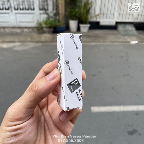 Bugi Vespa Piaggio Zin Hãng NGK CR8EB Chân Dài