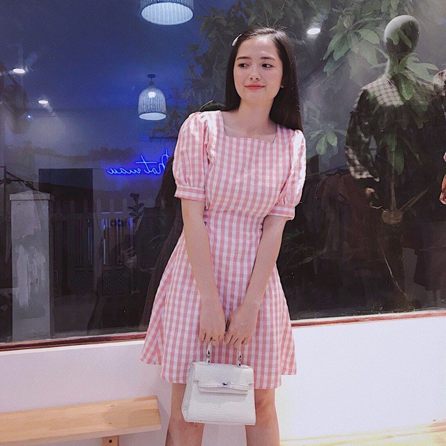 Đầm caro hồng cổ vuông