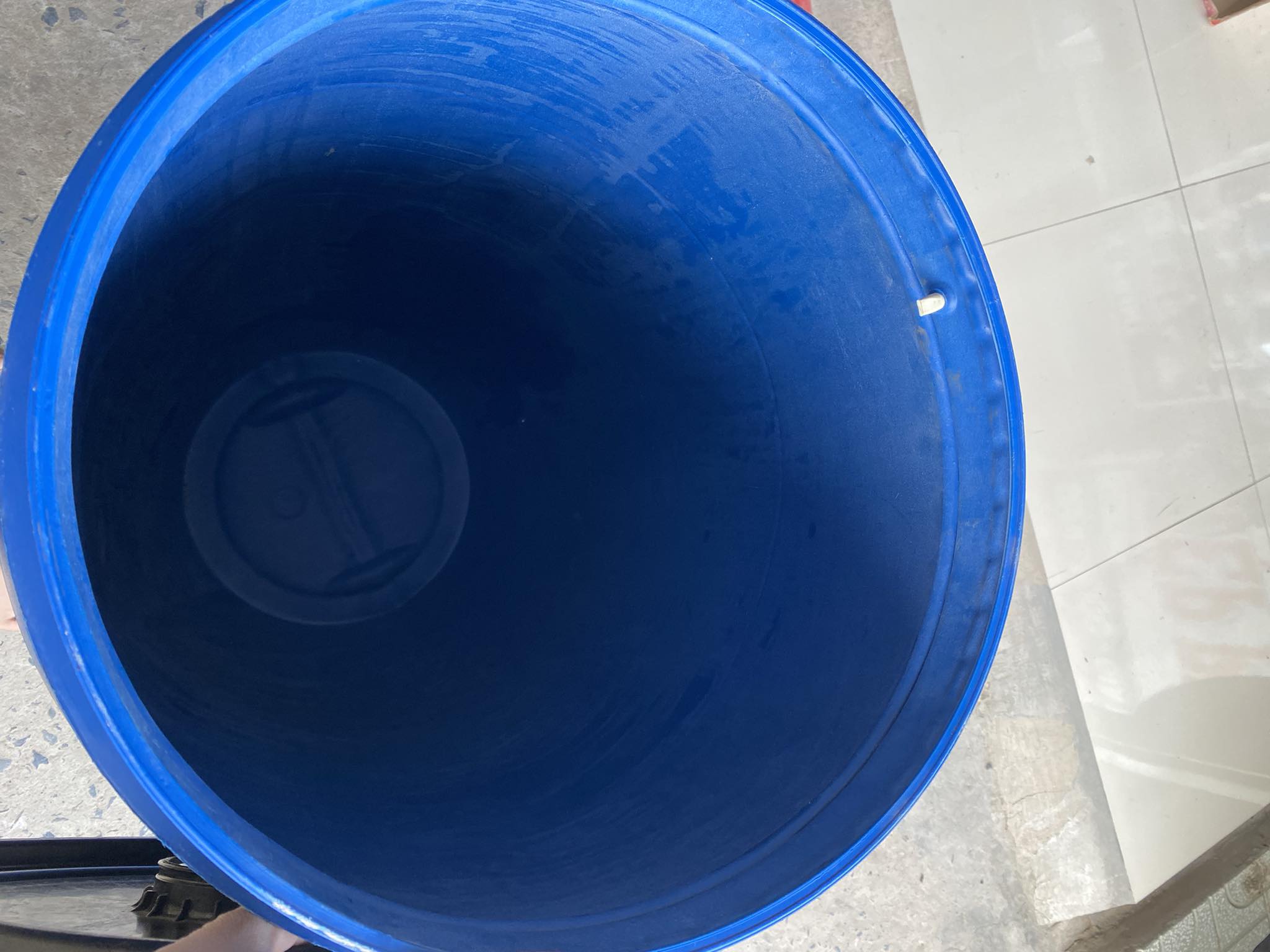 Thùng phi nhựa 120l, kích thước phi 42 cao 80cm, có nắp