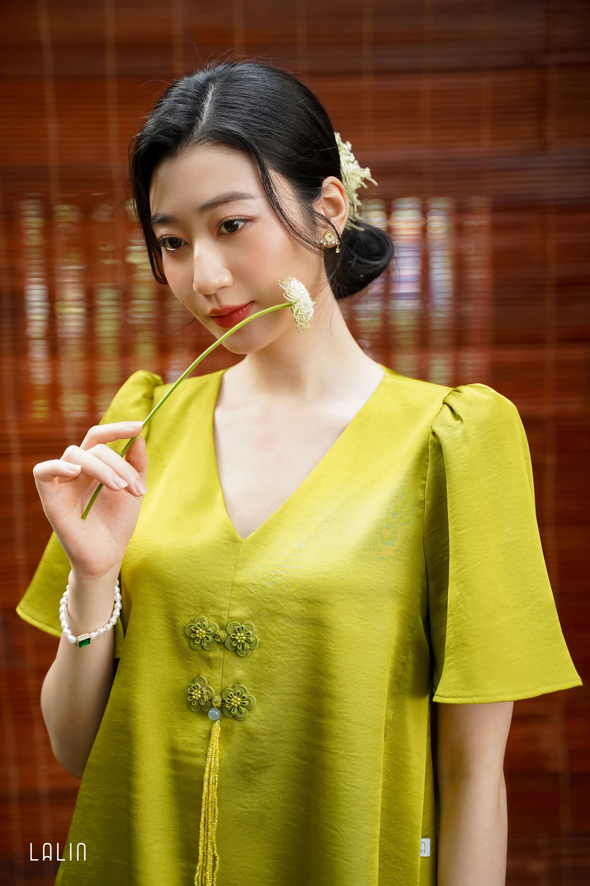 Áo lụa Lalin cổ V dáng suông trơn Châu Miên