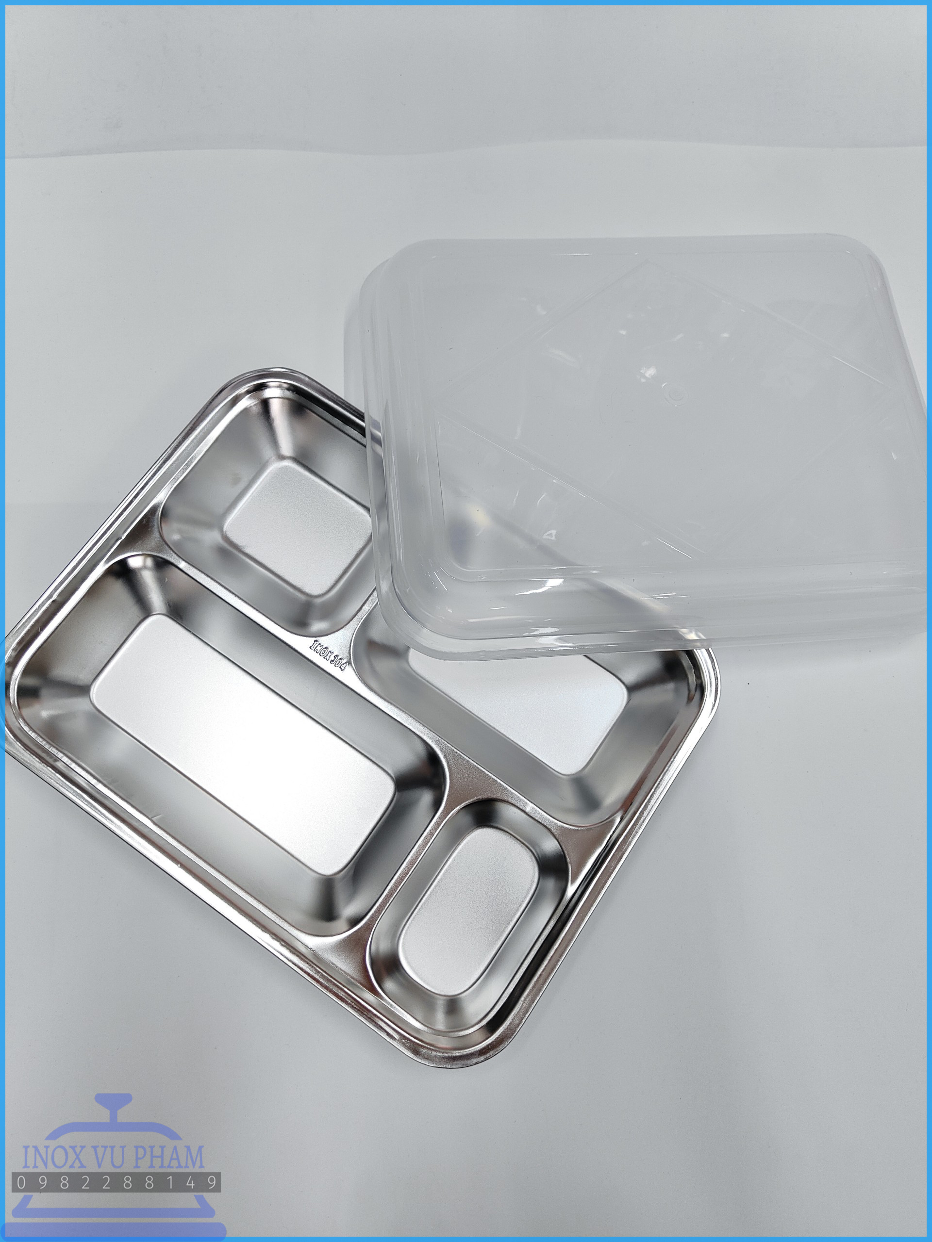 Khay cơm inox 4 ngăn nhỏ , nắp đậy nhựa