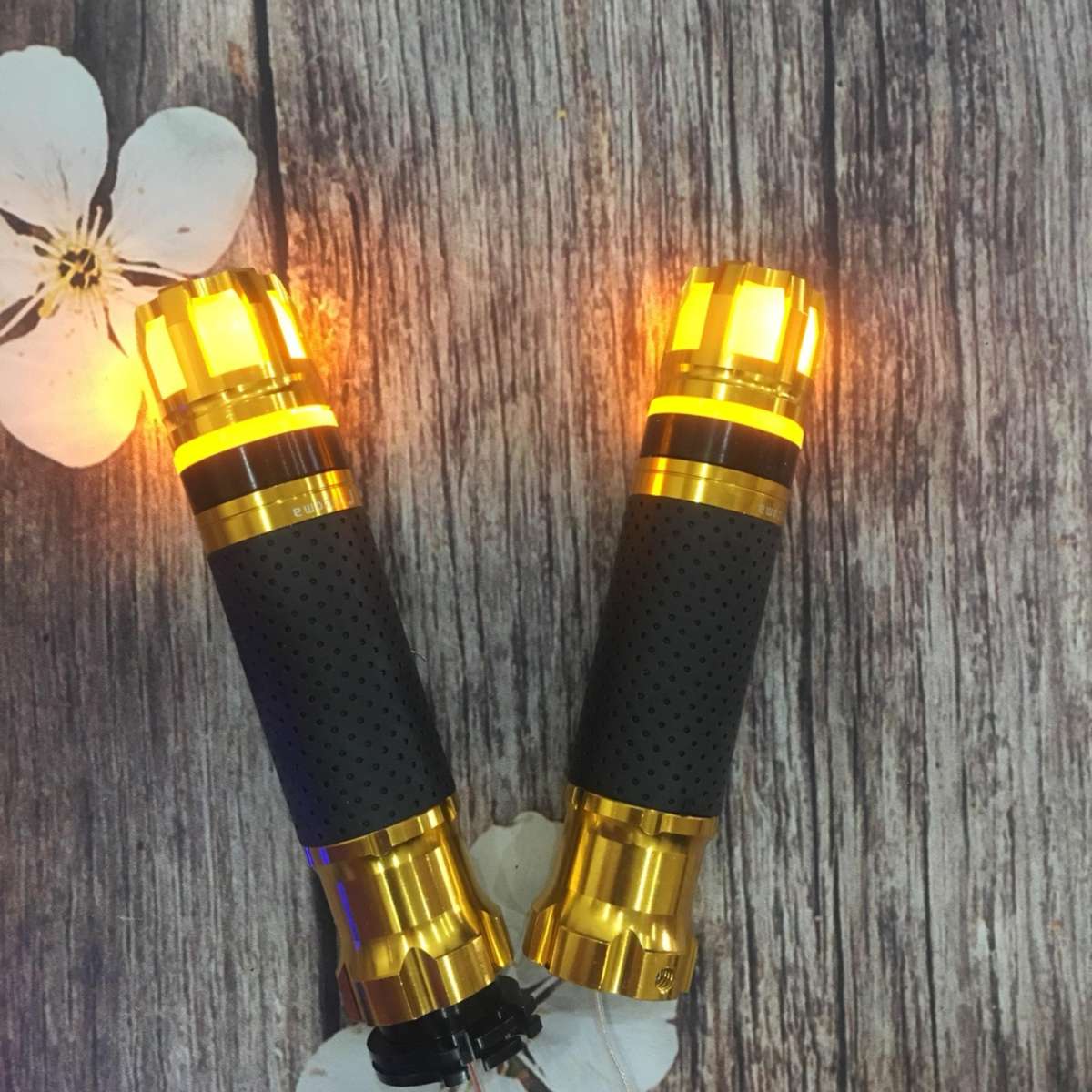 Bao tay gù LED hãng RIZOMA lắp đặt, độ cho xe máy phong cách ITALIA (2 chiếc) rất chất G71-màu vàng-16