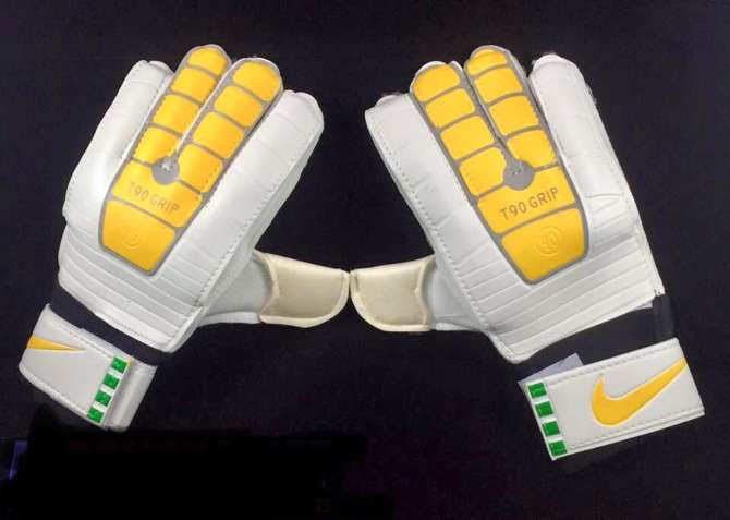 Găng tay thủ môn T90 Grip - có xương