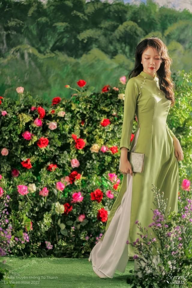 Áo dài lụa tằm đính bet mẫu mới nhất năm nay nhiều màu lựa chọn