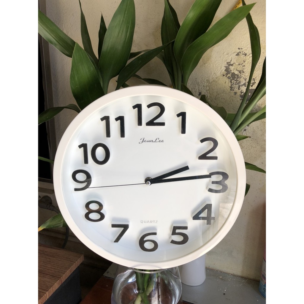 Đồng hồ treo tường kim trôi QUARTZ.