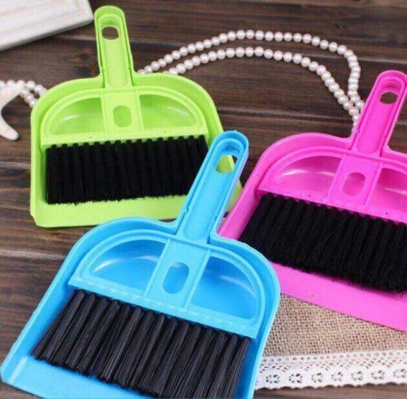 Bộ chổi quét bụi và xẻng hót mini tiện dùng vệ sinh bàn làm việc, bàn học, bàn thờ... Kích thước nhỏ gọn, có lỗ treo móc