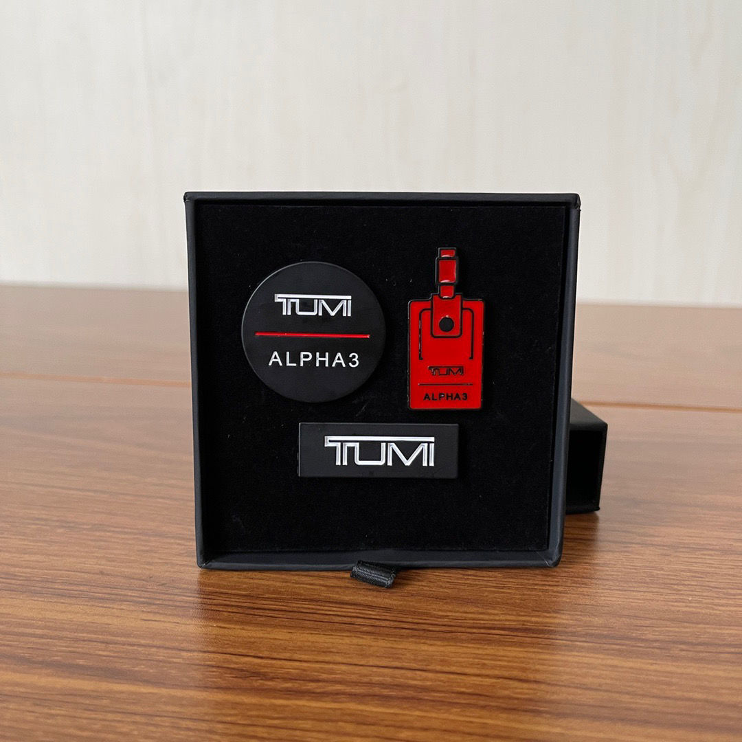 【free shipping】NEW TUMIˉClassic hardware badge sticker gift box!
