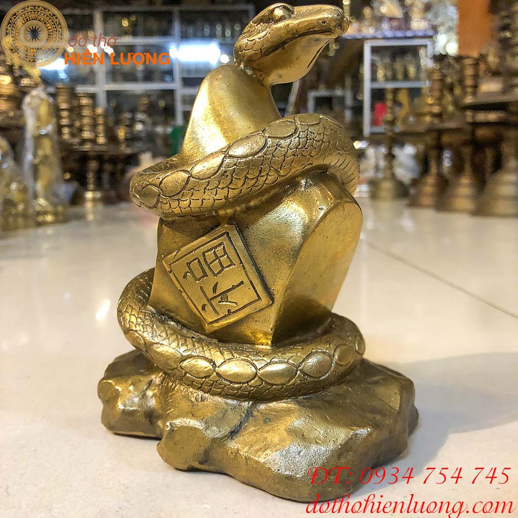 Tượng Rắn Bằng Đồng Phong Thủy Cuốn Thỏi Vàng Cao 18cm - Tượng Rắn 12 Con Giáp