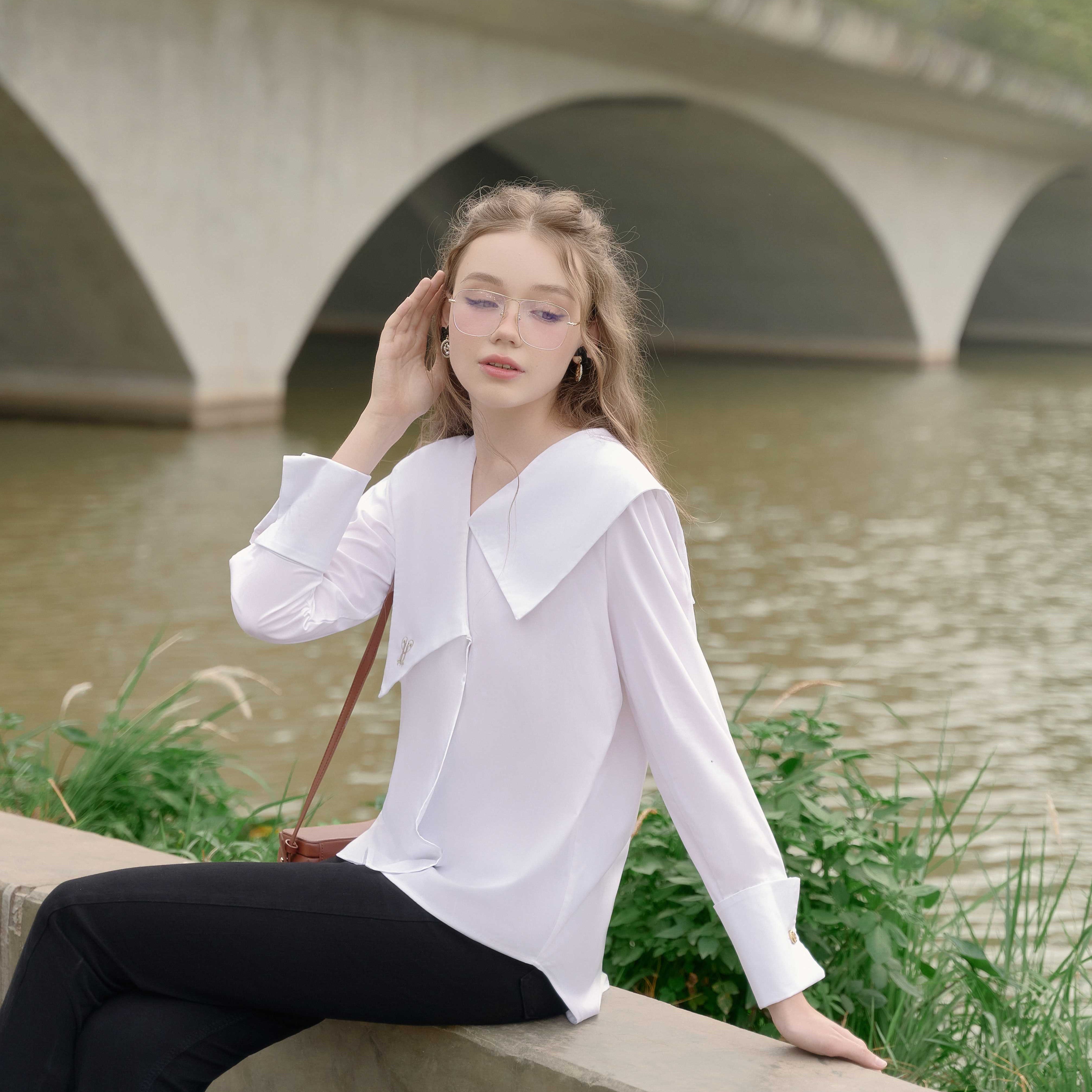 Julia Shirt - Áo Sơ Mi Nữ Kiểu Cổ Thủy Thủ Tay Dài Form Rộng Vạt Thêu Logo Phong Cách Tiểu Thư Màu Trắng & Xanh Đi Học Đi Làm Đi Chơi