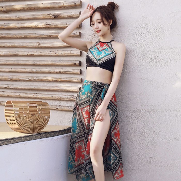 Bộ bikini áo yếm kèm khăn