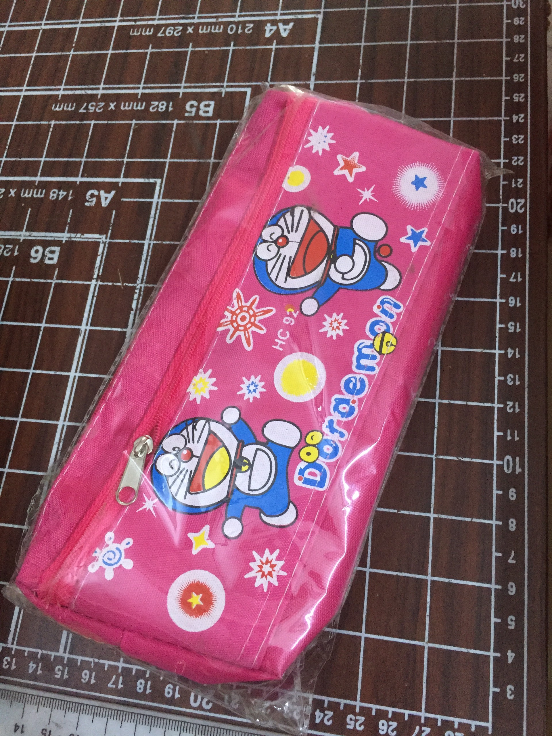 Bóp ví đựng bút viết bằng vải polyester hình Doraemon 2 ngăn