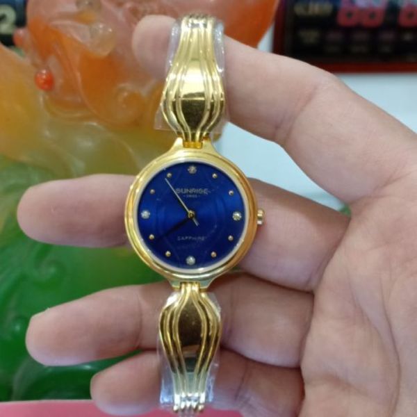Đồng hồ lắc tay nữ Sunrise 9937SA dây vàng mặt xanh biển, kính sapphire chống xước, chống nước cực tốt