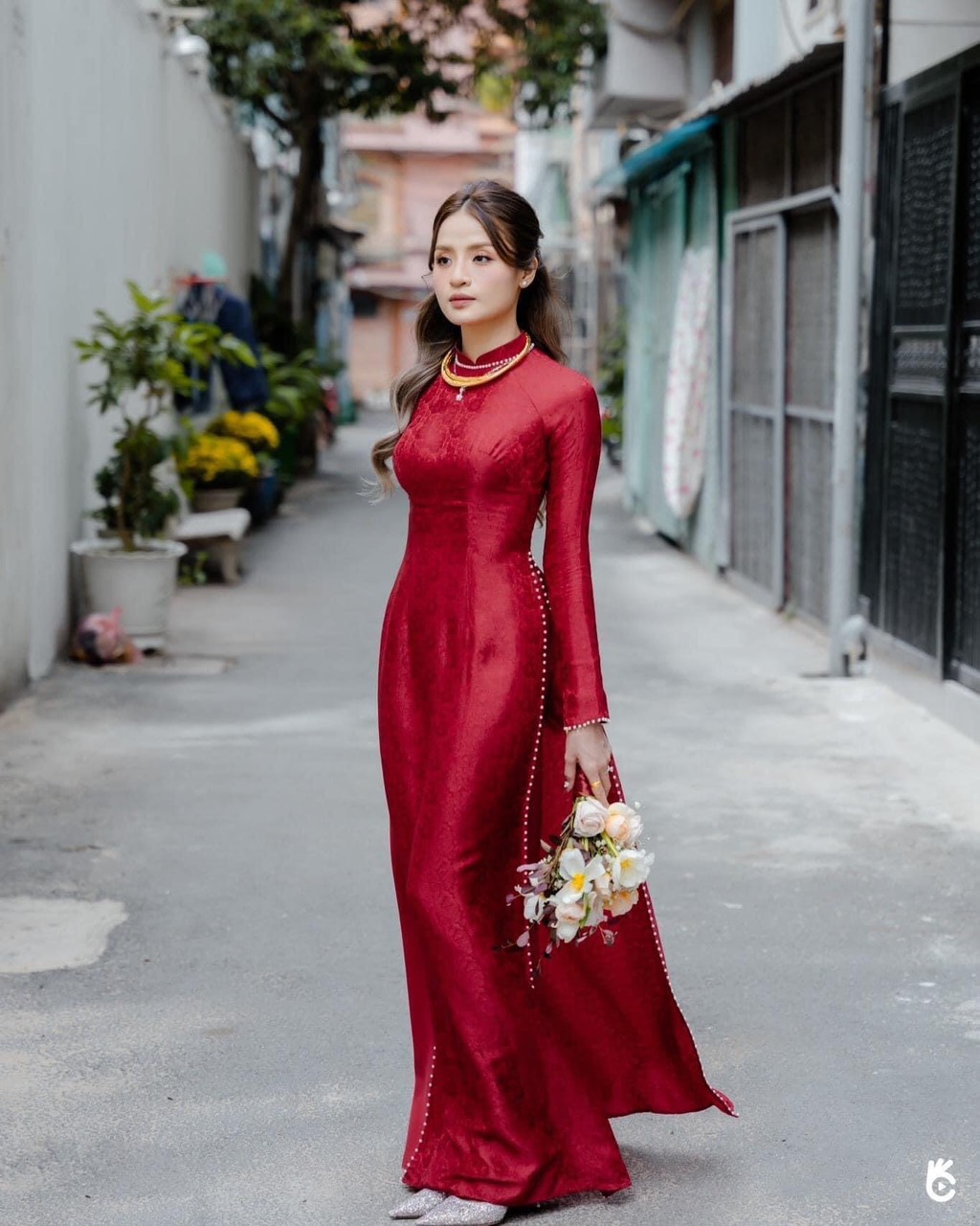 Áo dài truyền thống gấm tơ màu đỏ đô tay dài đính ngọc, áo dài gấm cô dâu