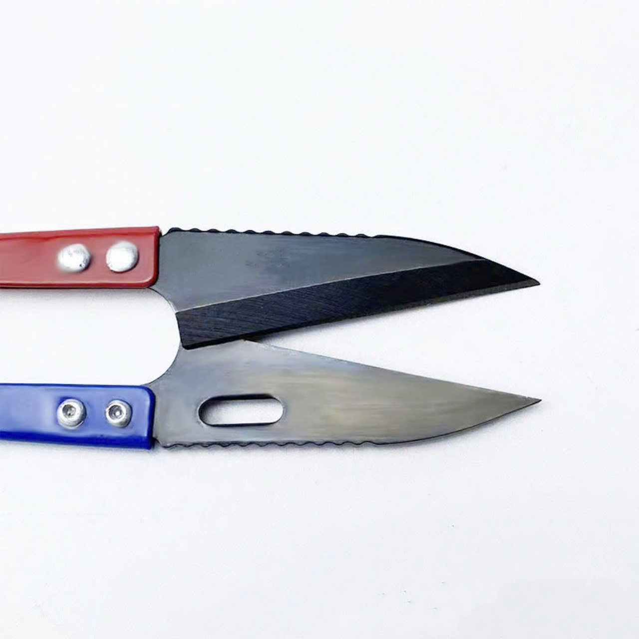 Kéo bấm răng cưa xanh đỏ YJL198 được sử dụng trong ngành may mặc (1 cái)