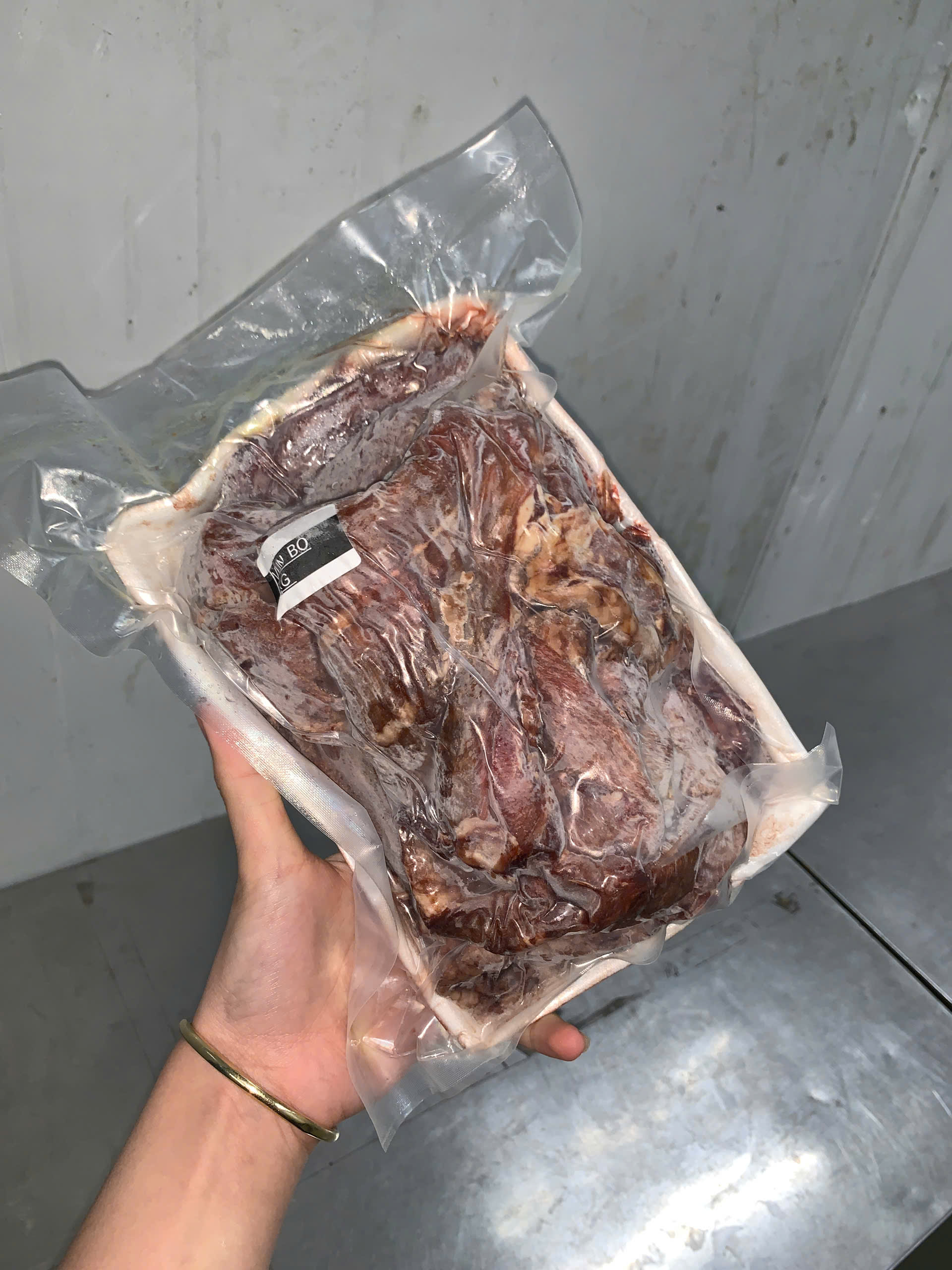 Bò Vụn hộp 1kg net 7 (giao tphcm )