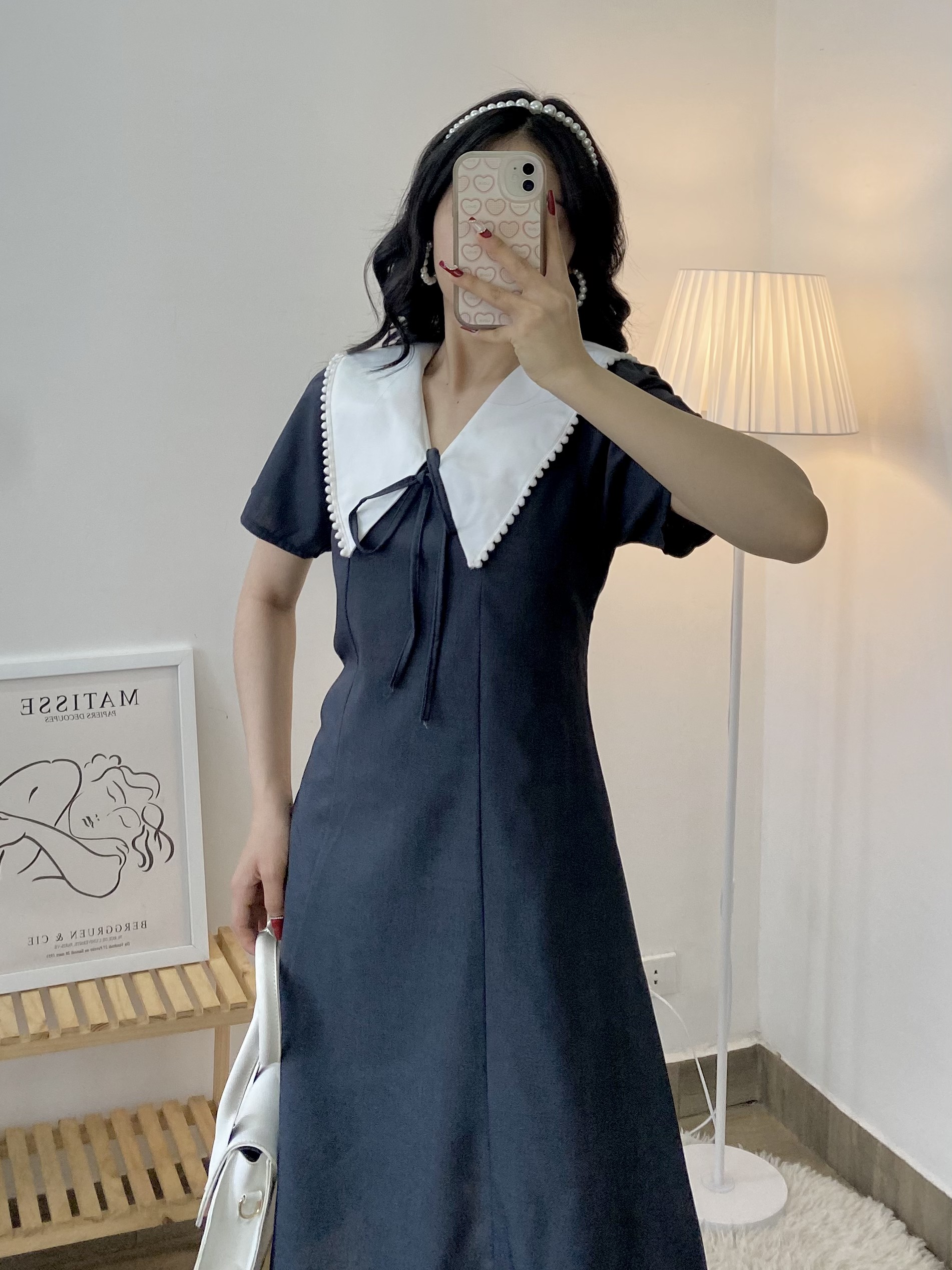 Đầm xám cổ trắng phối ren