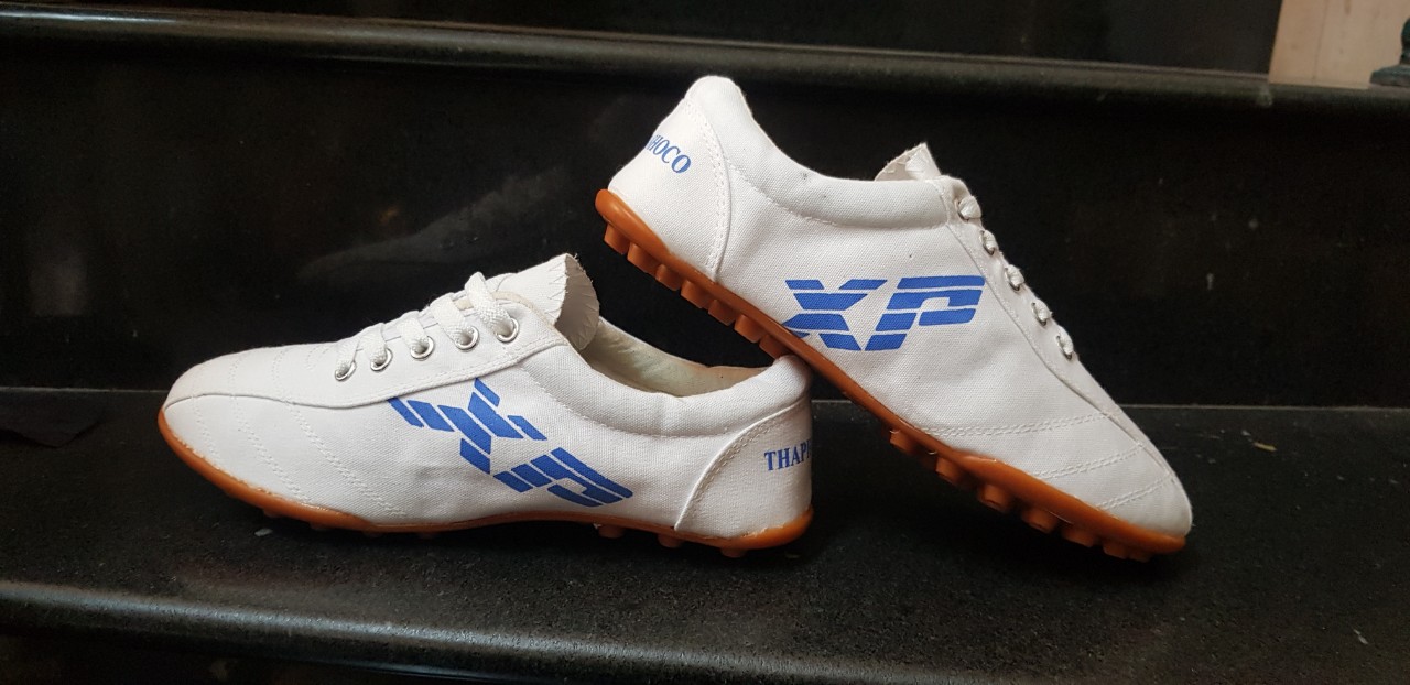 GIÀY BATA ĐẾ ĐINH DĂM SÂN CỎ NHÂN TẠO GIÀY VẢI ĐÁ BÓNG