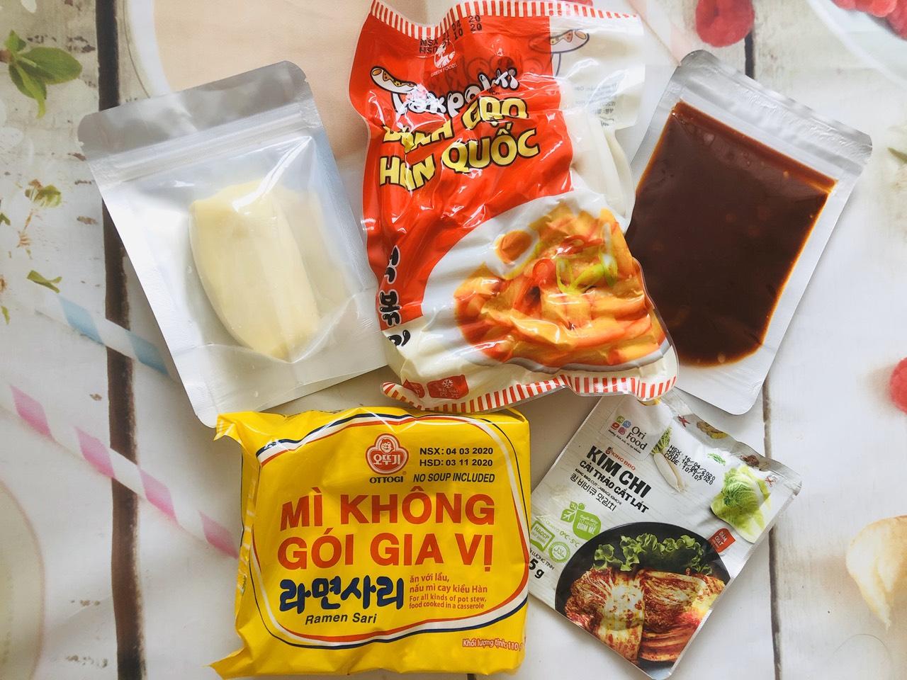 Combo lẩu topokki (500g bánh gạo thỏi,100g sốt, 100g phô mai mozzarella, 1 gói mì không gia vị, 1 gói kim chi)_Doanvatgiasi