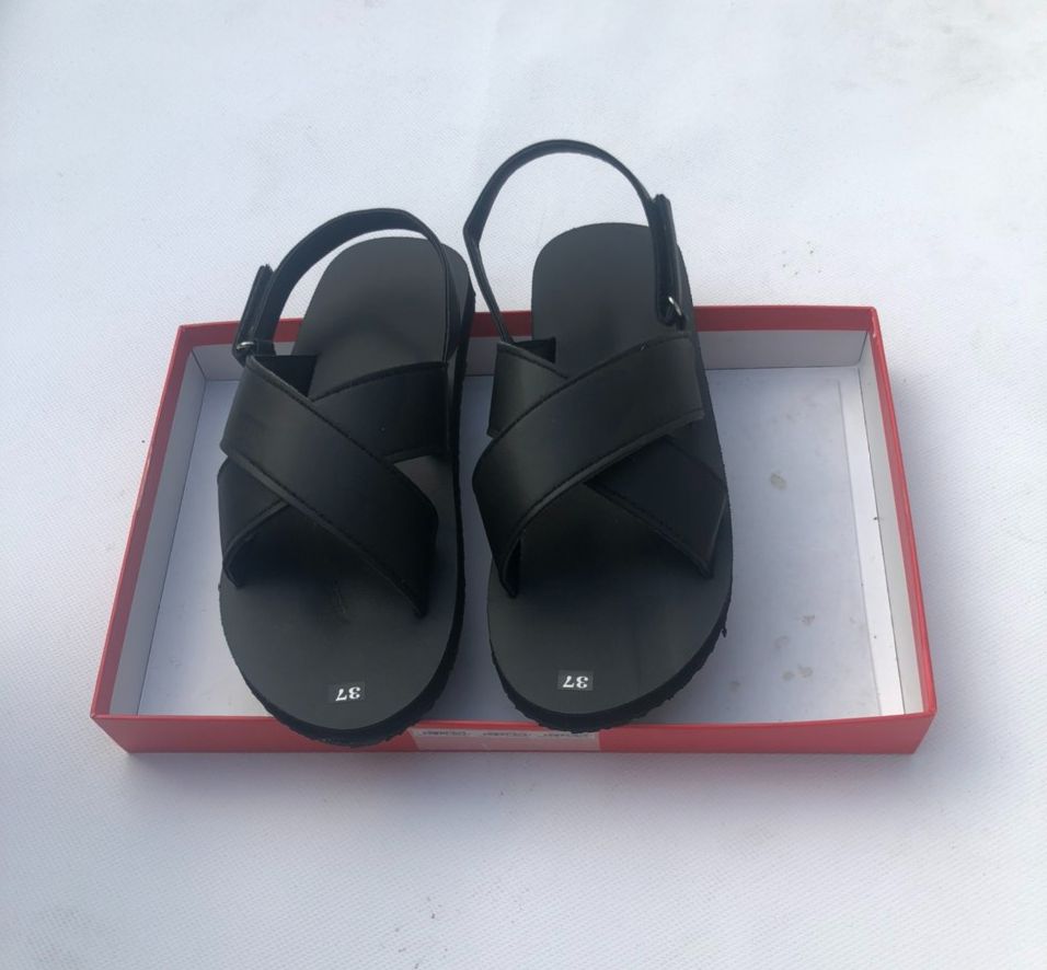 Xăng đan đế bằng nam nữ A9 đen