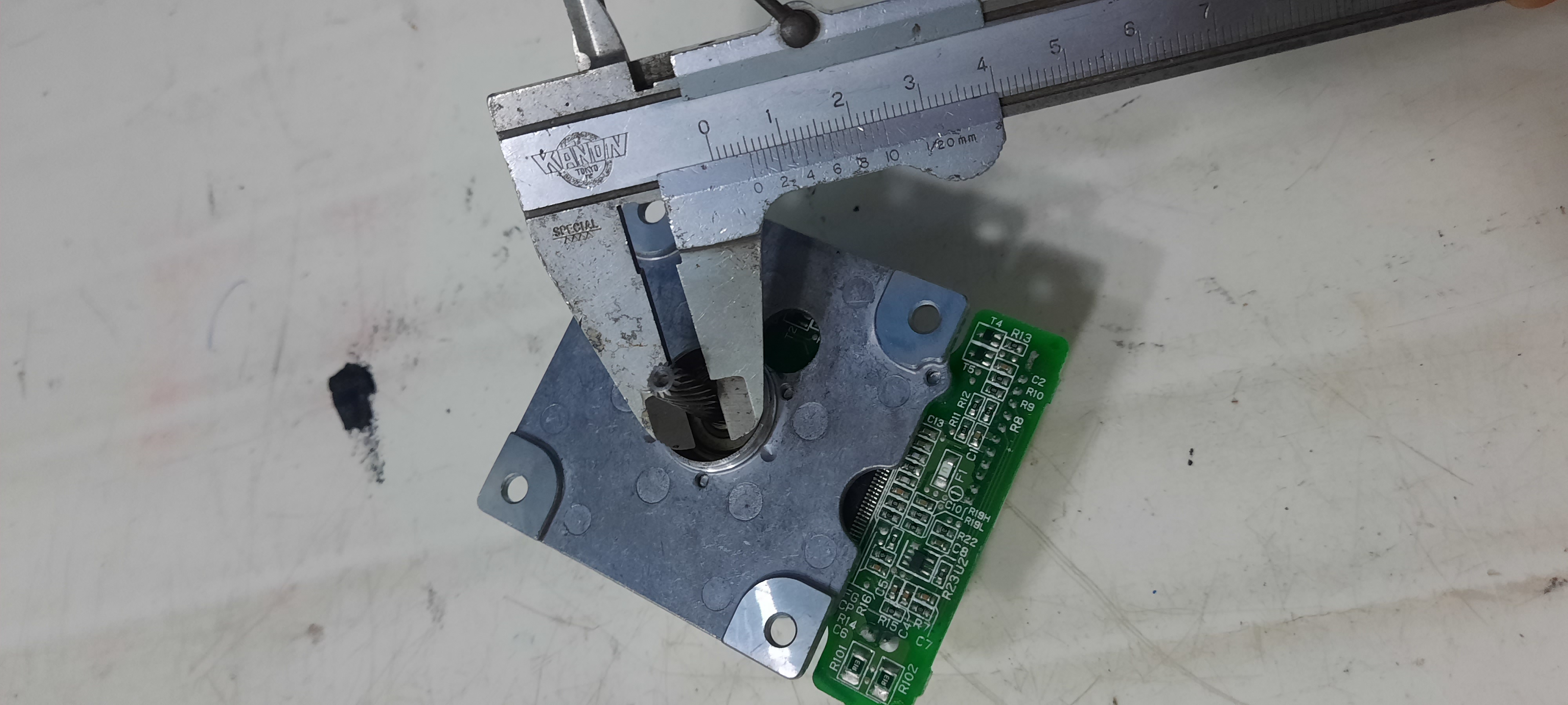 Motor không chổi than 28w  cốt 5mm chế quạt