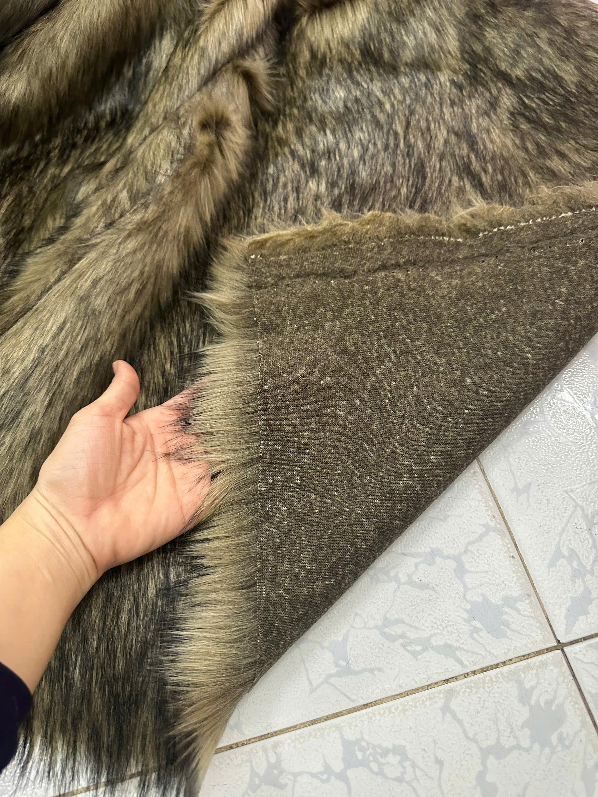Thảm lông chụp hình - Thảm lông chụp ảnh quần áo màu nâu chuột