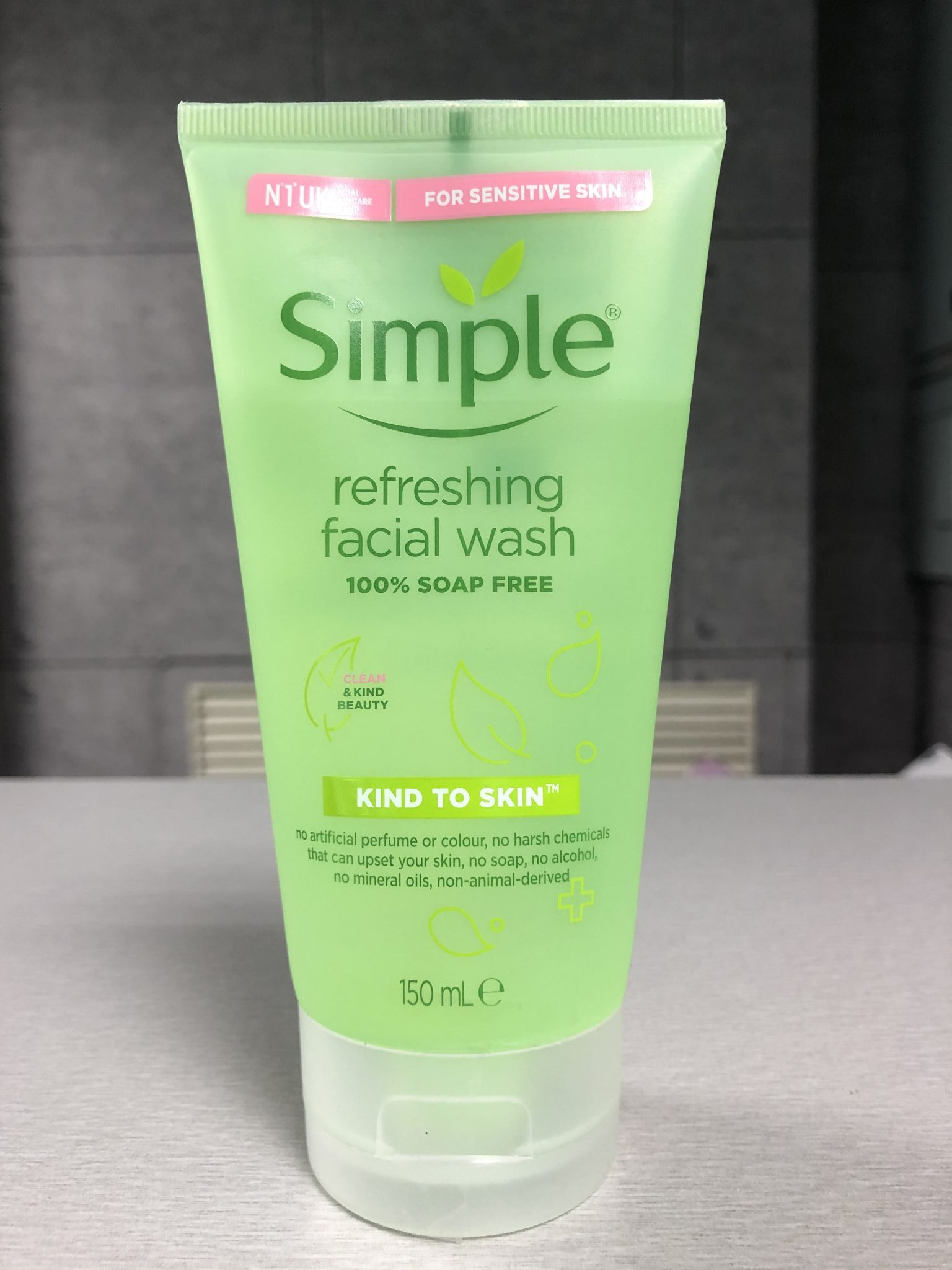 Sữa Rửa Mặt Simple Giúp Da Sạch Thoáng 150ml