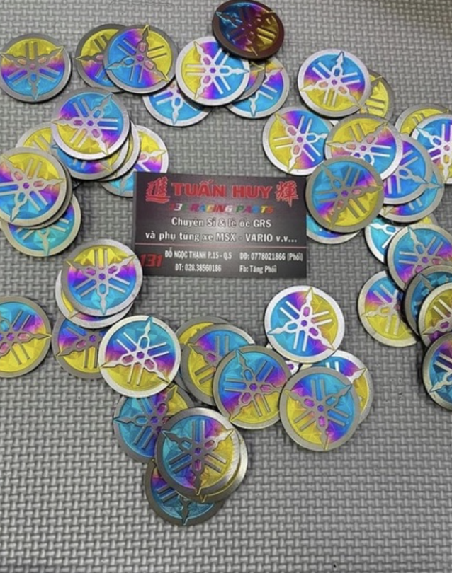 Logo tem tròn titanium Yamaha ( giá 1 cái ) keo 3M dán ngay mặt nạ trước các dòng xe có logo Yamaha