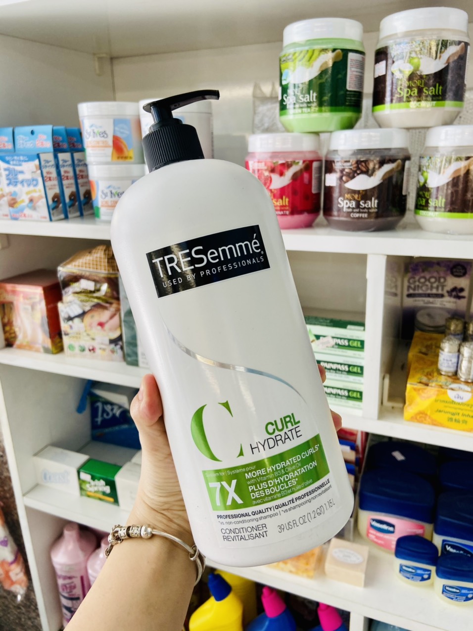 Dầu gội dành cho tóc xoăn Tresemmé Curl Hydration Shampoo 828ml