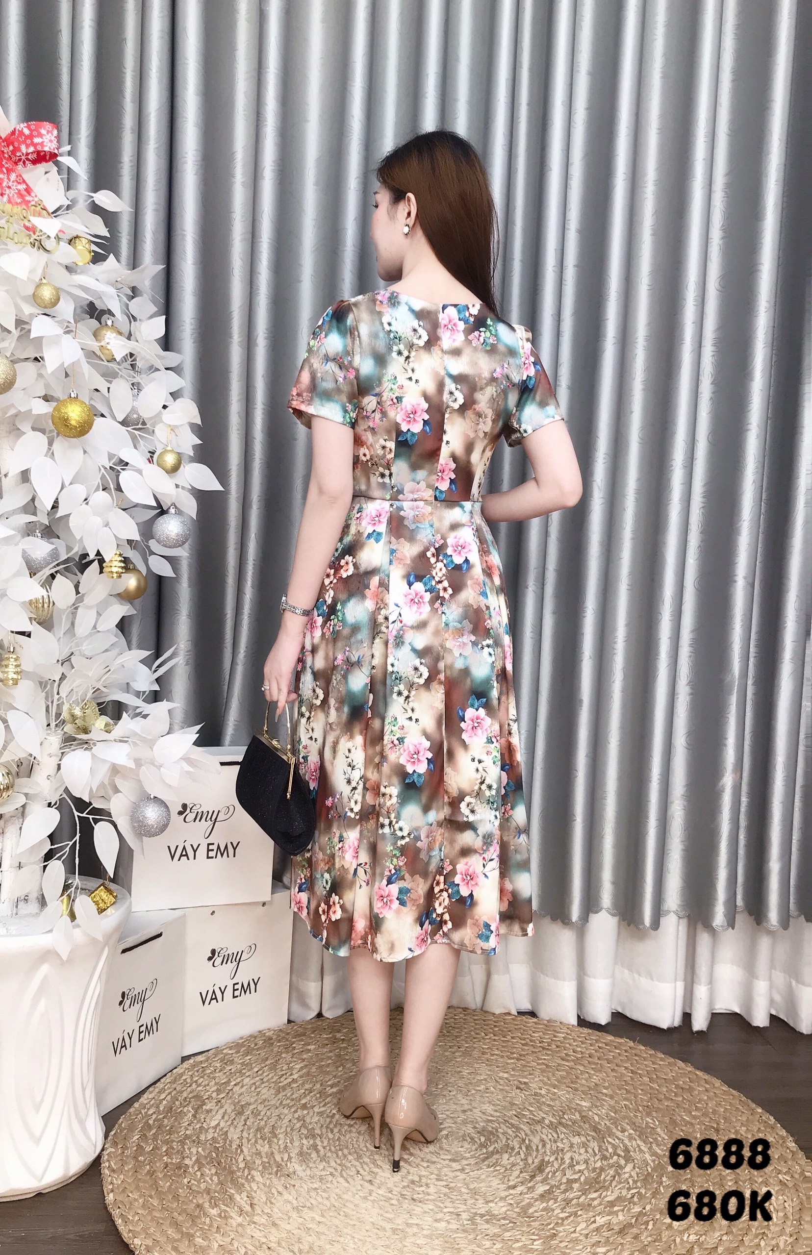 Đầm EMY EM6888 Xoè Lụa Vân Cổ Tròn