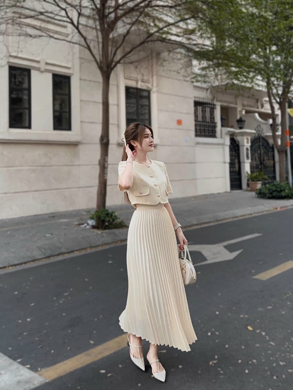 Set áo kiểu dáng croptop có nút mix chân váy dáng xòe xếp ly thanh lịch, Set áo dáng kiểu tay ngắn mix chân váy xếp ly mặc dự tiệc sang chảnh, Set bộ áo đi chơi áo kiểu đính nút mix chân váy xếp ly dáng dài dễ thương DX