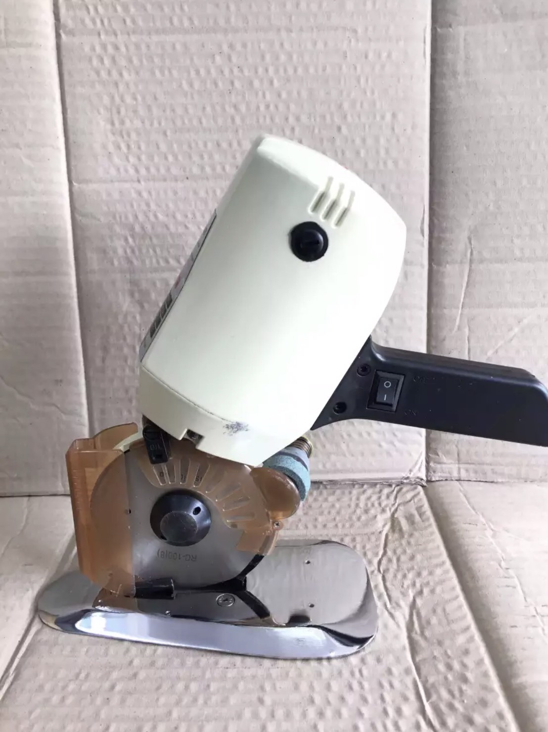 Máy cắt đĩa cầm tay