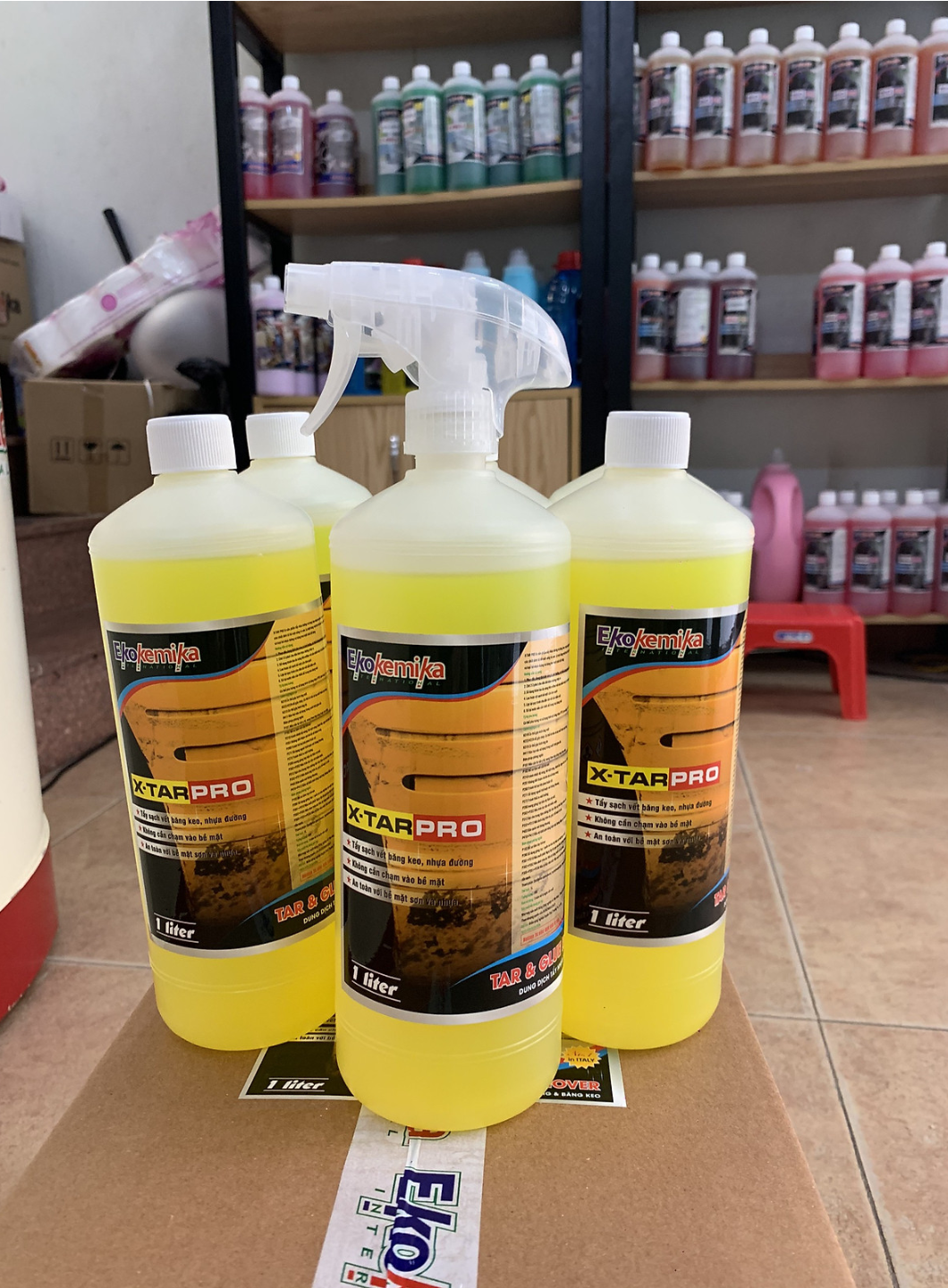 Dung Dịch Tẩy Nhựa Đường Và Băng Keo Ekokemika Italy 1L