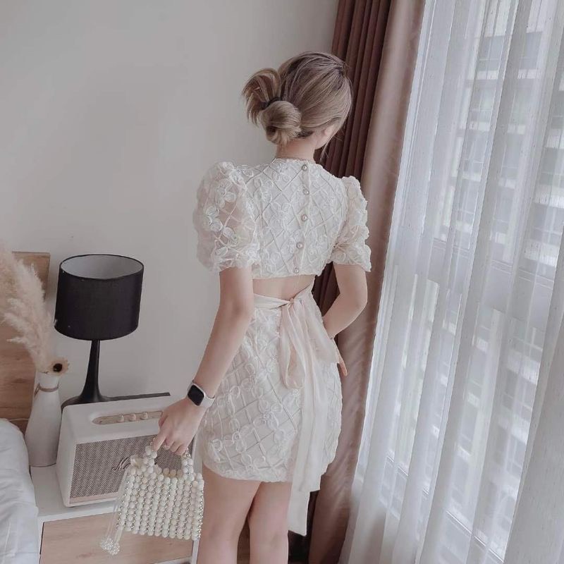 Đầm ren hoa nổi hở lưng nơ dễ thương