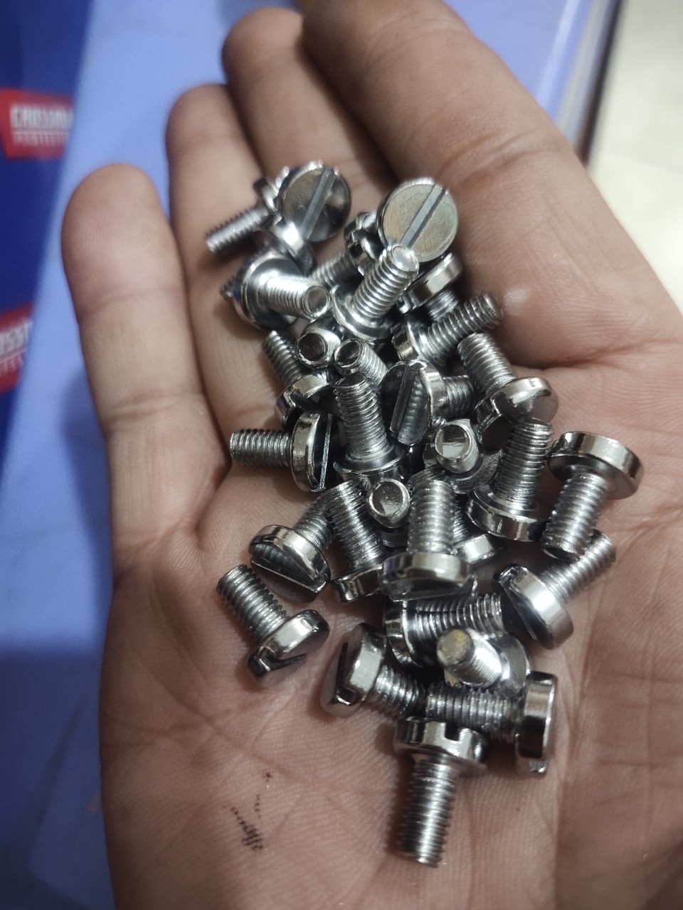 con ốc vít chuyên lắp đánh suốt máy may điện tử liền trục